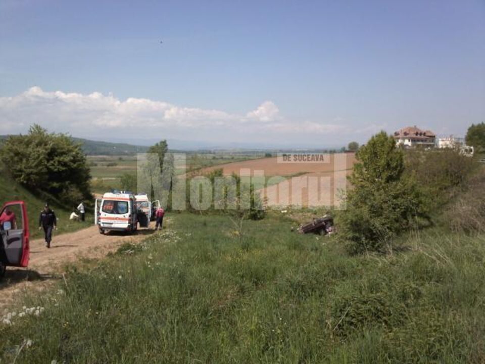 S-au răsturnat cu mașina 40 de metri într-o râpă