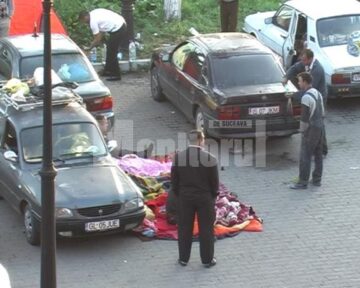 Zeci de romi și-au instalat de câteva zile cartierul general în parcarea Gării Suceava