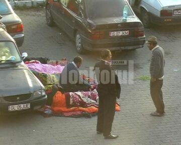 Zeci de romi și-au instalat de câteva zile cartierul general în parcarea Gării Suceava