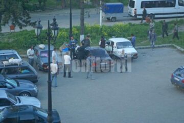 Zeci de romi și-au instalat de câteva zile cartierul general în parcarea Gării Suceava