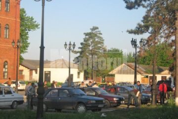 Zeci de romi și-au instalat de câteva zile cartierul general în parcarea Gării Suceava