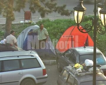 Zeci de romi și-au instalat de câteva zile cartierul general în parcarea Gării Suceava