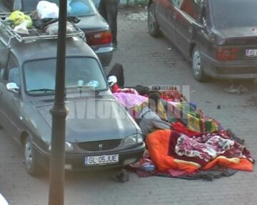 Zeci de romi și-au instalat de câteva zile cartierul general în parcarea Gării Suceava