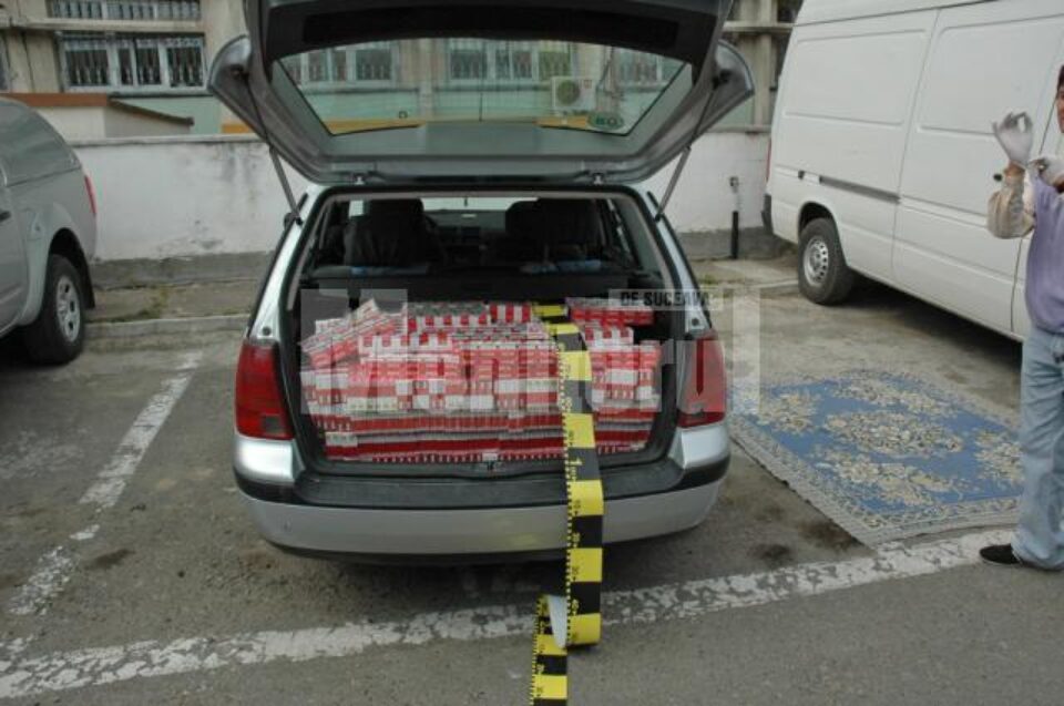 În mașina polițistului fost găsite nu mai puțin de 3.000 de pachete de țigări, cu o valoare de 30.000 de lei