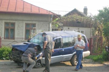 Mașina în care se afla șoferul care se deplasa regulamentar, grav avariată