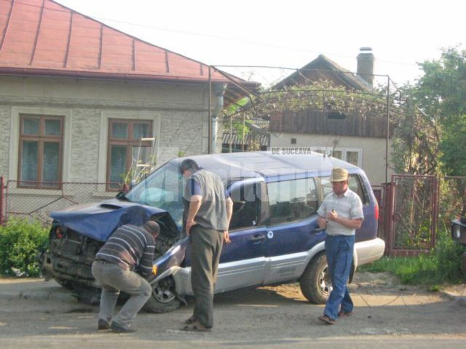 Mașina în care se afla șoferul care se deplasa regulamentar, grav avariată