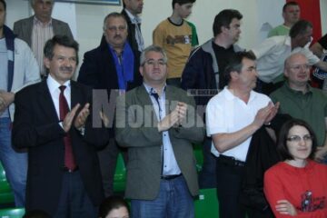 Reprezentanții principalilor finanțatori aplaudând performanta sucevenilor