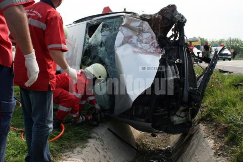 Victima, scoasă cu mare greutate dintre fiarele contorsionate