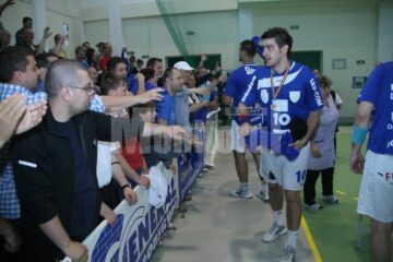Handbaliștii au oferit suporterilor tricouri și șepci cu însemnele echipei