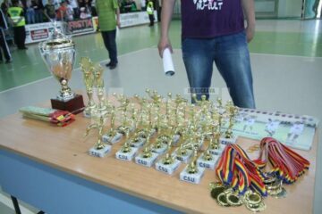 Clubul universitar și DTSJ Suceava au oferit echipei medalii, diplome, statuete, o cupă și postere