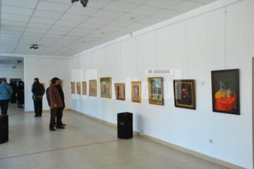 Pe simeze vor fi expuse circa 50 de tablouri, semnate de tot atâția pictori români consacrați