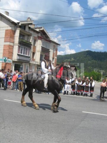 Feciori călare, la Hora Bucovinei