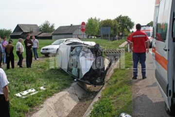 Autoturismul VW, aruncat în sântul de pe sens opus