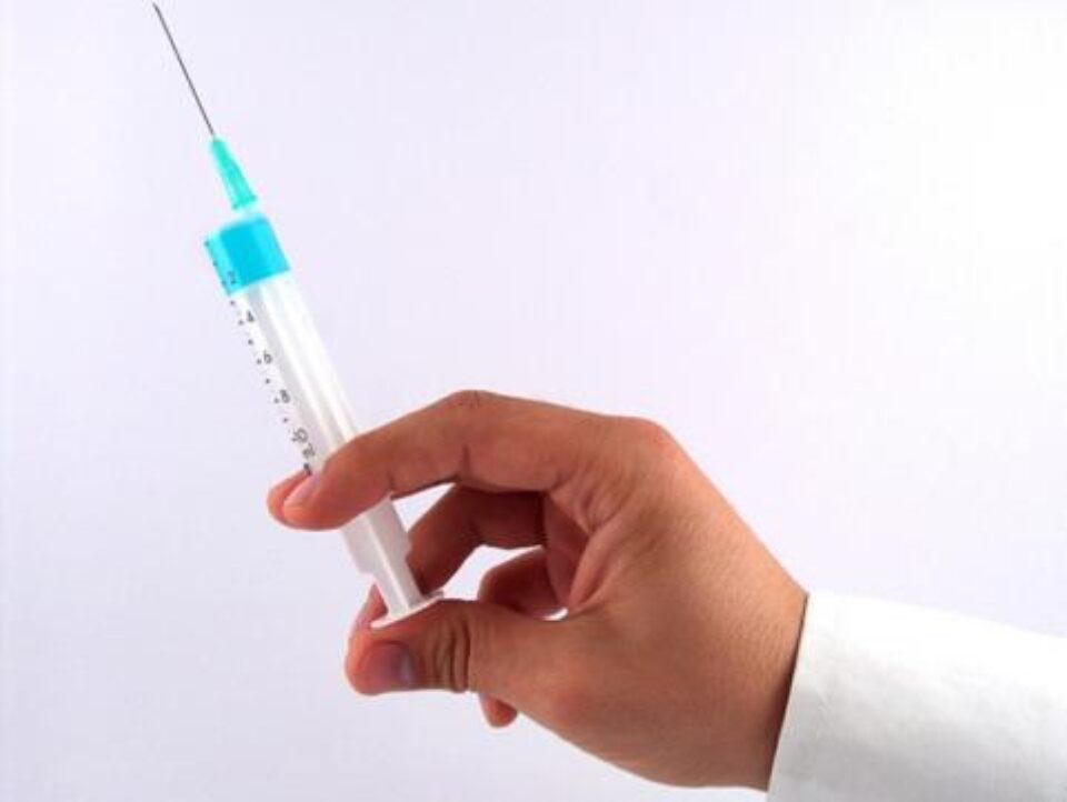 O injecție cu ozon în coloană atenuează durerile de spate Foto: Mediafax