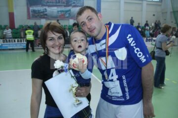Adi Mitrea sărbătorind locul trei alături de șotie și copil