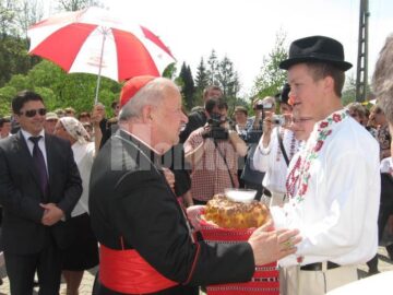 Credincioșii l-au întâmpinat cu pâine și sare pe Cardinalul Stanisław Dziwisz