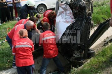 Scoasă din mașină cu mare greutate, femeia a fost preluată de o ambulanță și dusă la spital