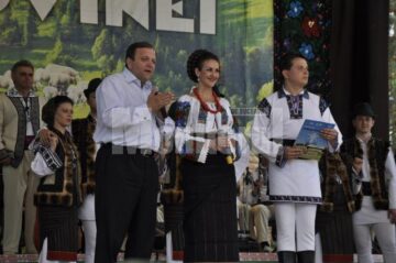 Gheorghe Flutur pe scena Horei Bucovinei, la Bucșoaia