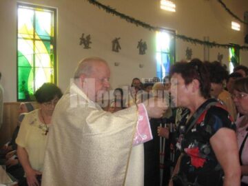 Sfânta împărtășanie oferită credincioșilor de către Cardinalul Stanisław Dziwisz