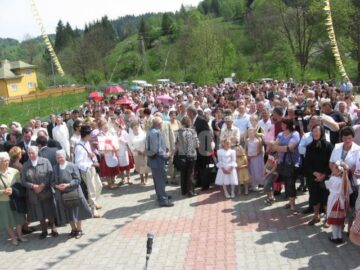 Sute de credincioși au venit la slujba de sfințire a bisericii