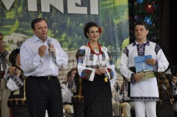 Gheorghe Flutur pe scena Horei Bucovinei, la Bucșoaia