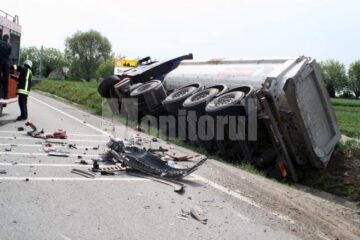 Camionul s-a răsturnat în șanț, pe sensul sau de mers