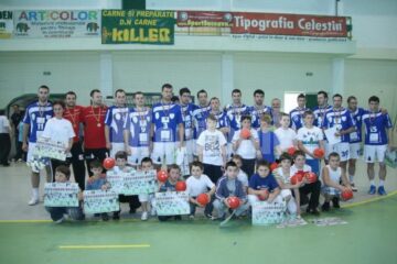 Jucătorii Universității, alături de speranțele handbalului sucevean