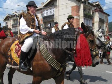 Tineri călăreți de la munte
