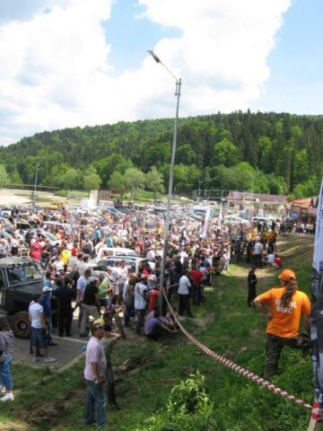 Multime adunata sa admire spectacolul de la Bucovina Offroad