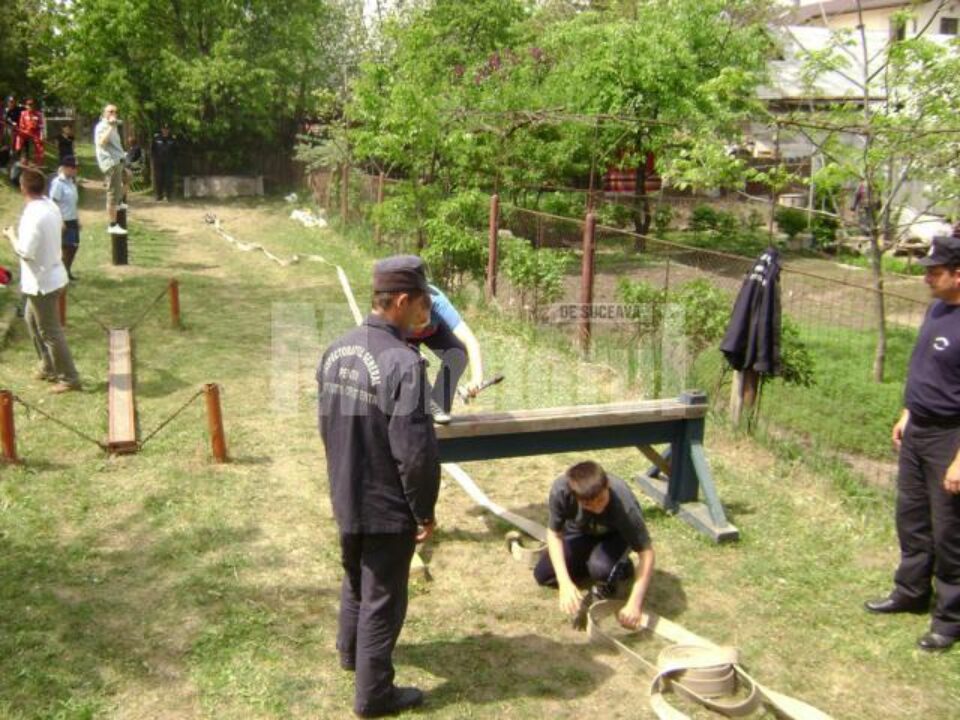 Zeci de elevi, la concursul „Cu viața mea apăr viața”