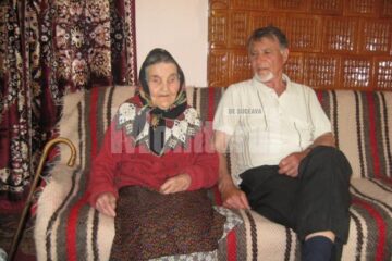 Zoita Ciobanu alături de unul dintre fii, Vasile