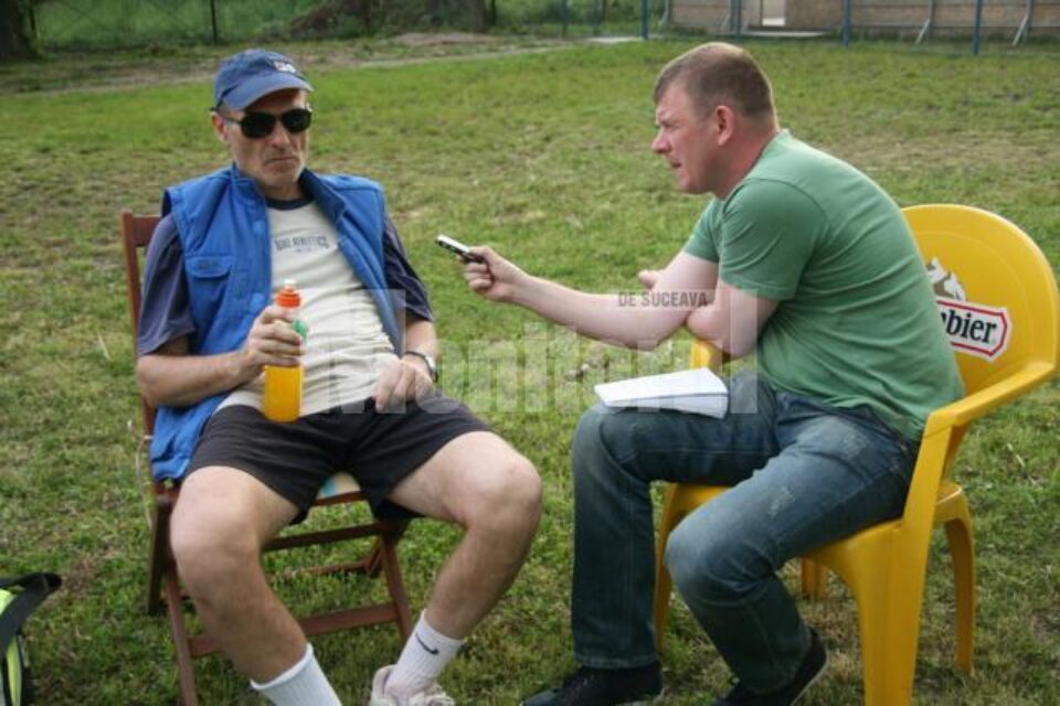 Cristian Tudor Popescu discutând cu redactorul „Monitorului de Suceava” Cristian Tudor Popescu discutând cu redactorul „Monitorului de Suceava”