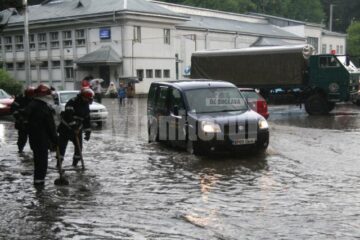 Pompierii intervenind la desfundarea străzii, la ieșirea din oraș spre Ipotești, la Uzină