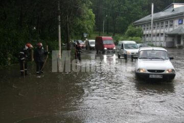La Uzină, cantitatea mare de apă și canalul înfundat au făcut ca strada să devină impracticabilă