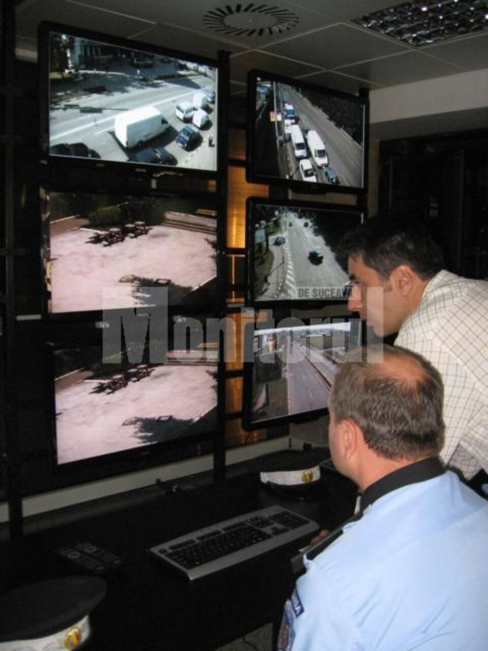 Imaginile transmise de camerele video sunt supravegheate non-stop de polițiști comunitari