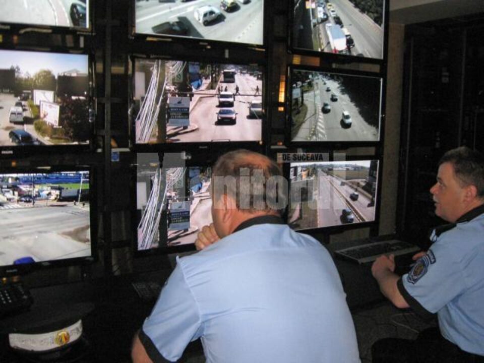 Imaginile transmise de camerele video sunt supravegheate non-stop de polițiști comunitari