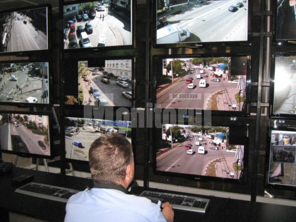 Imaginile transmise de camerele video sunt supravegheate non-stop de polițiști comunitari