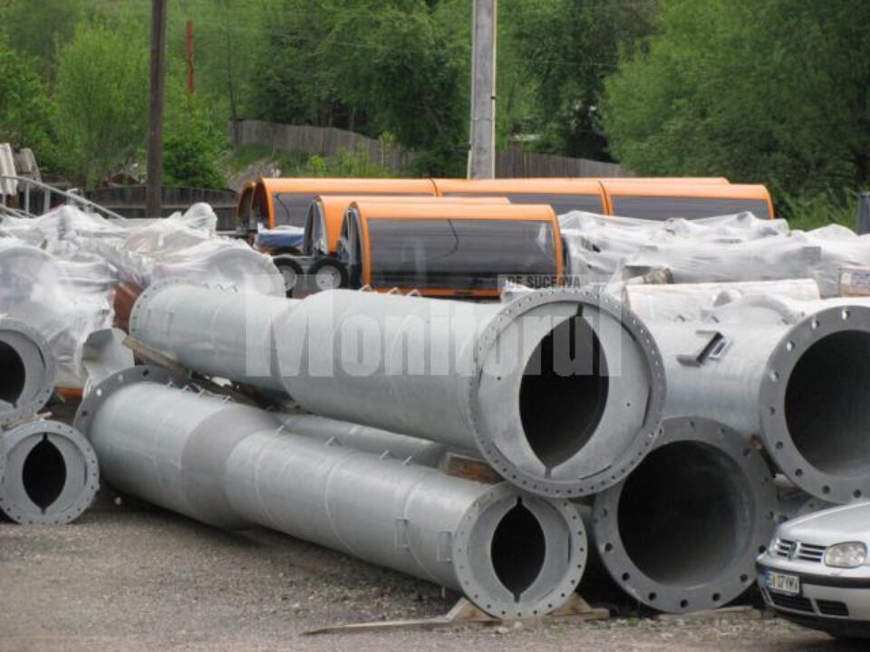 Piesele care ar urma să fie folosite la viitoarea telegondolă stau aruncate într-o parcare din Câmpulung Moldovenesc