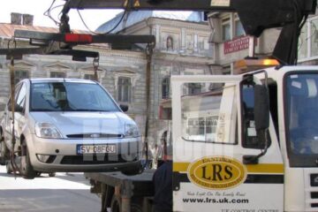 Ridicarea mașinilor oprite neregulamentar îi înfurie la culme pe câmpulungeni