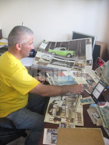 Colecționarul are vechi manuale și pliante de prezentare a mașinii Trabant