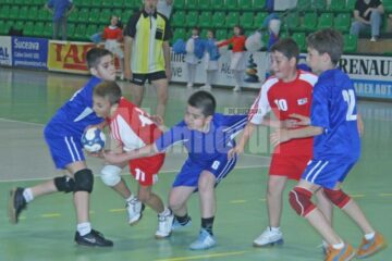 Micii handbaliști suceveni au avut parte de un prim meci de foc la turneul din sala LPS