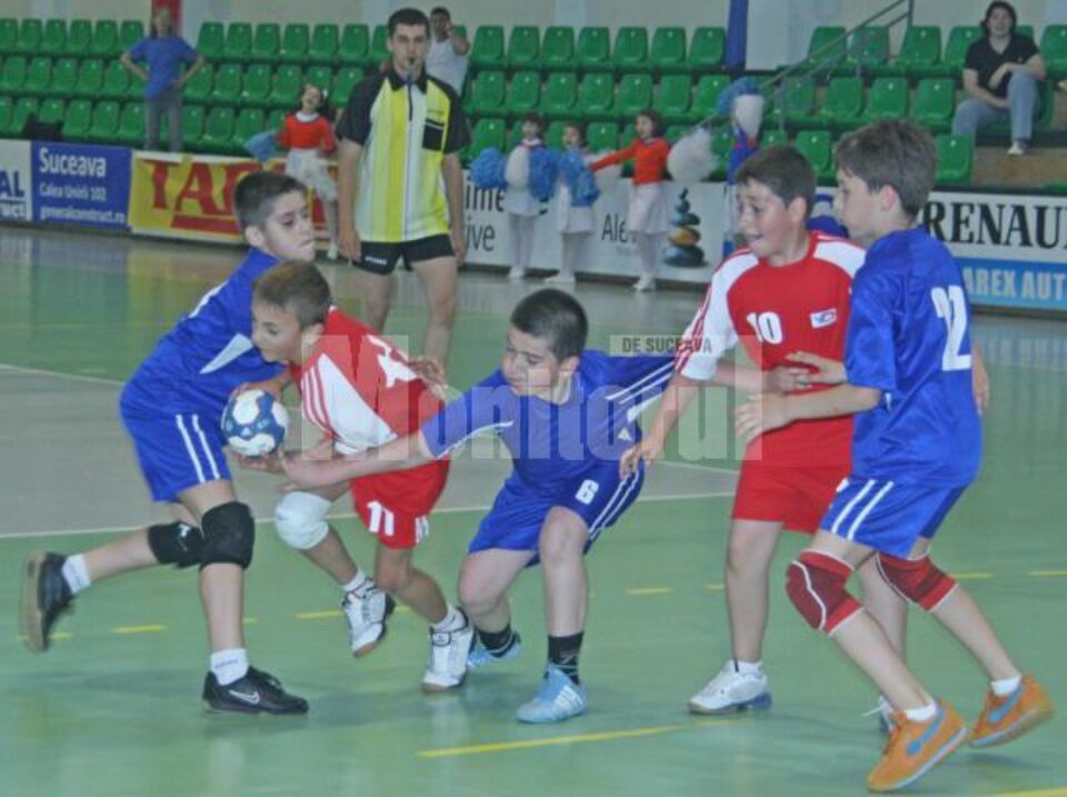 Micii handbaliști suceveni au avut parte de un prim meci de foc la turneul din sala LPS