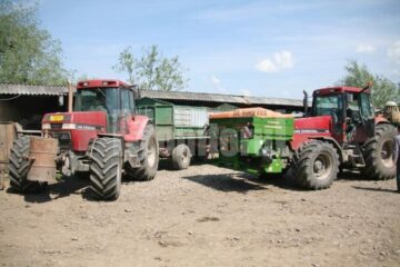 Datorită utilajelor performante, 850 de hectare de teren sunt lucrate cu doar șase oameni