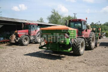Nemții lucrează cu tractoare și utilaje de înaltă tehnologie
