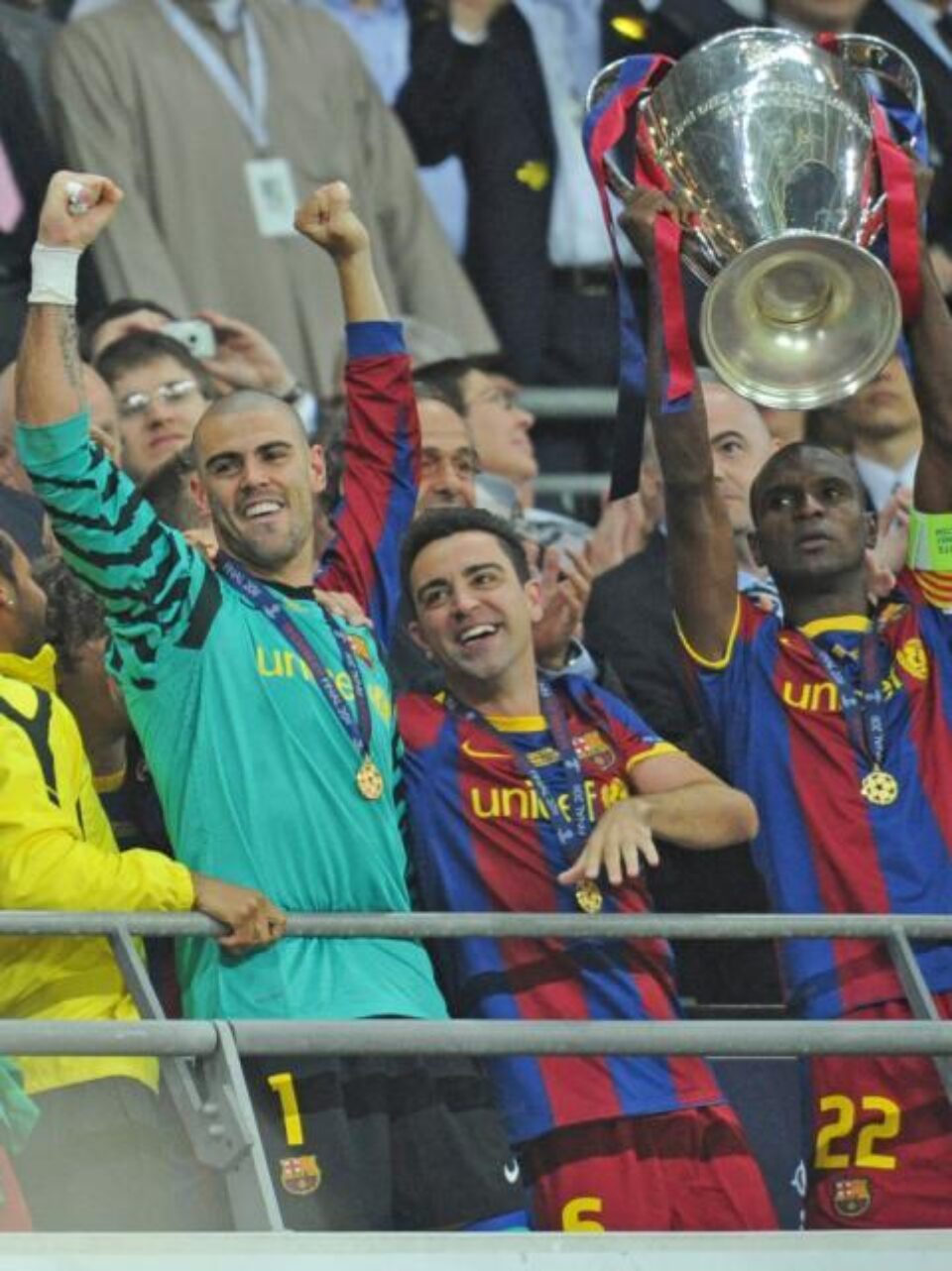 Eric Abidal ridicând trofeul în calitate de căpitan al Barcelonei Foto: Mediafax Eric Abidal ridicând trofeul în calitate de căpitan al Barcelonei Foto: Mediafax