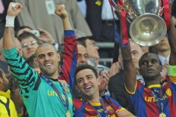 Eric Abidal ridicând trofeul în calitate de căpitan al Barcelonei Foto: Mediafax