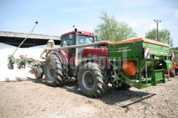 Utilajele de pe acest tractor fac simultan doua operațiuni: în față se află buncărul pentru îngrășăminte chimice, iar în spate, semnatoarea de porumb