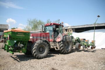 Cei doi lucrează cu tractoare și utilaje de înaltă tehnologie