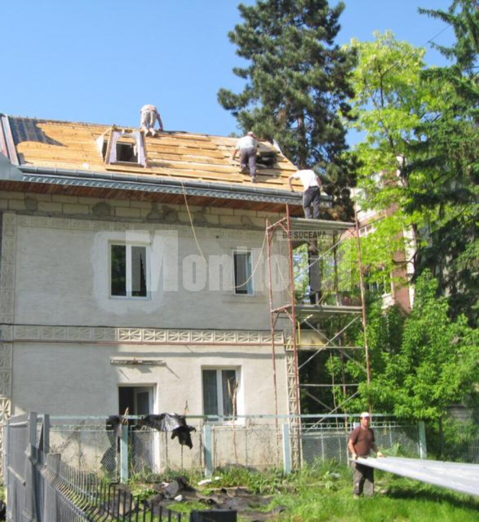 Ridicată ilegal, pe terenul unei alte persoane și fără nici un fel de autorizație, o construcție cu parter și etaj a început să fie demolată