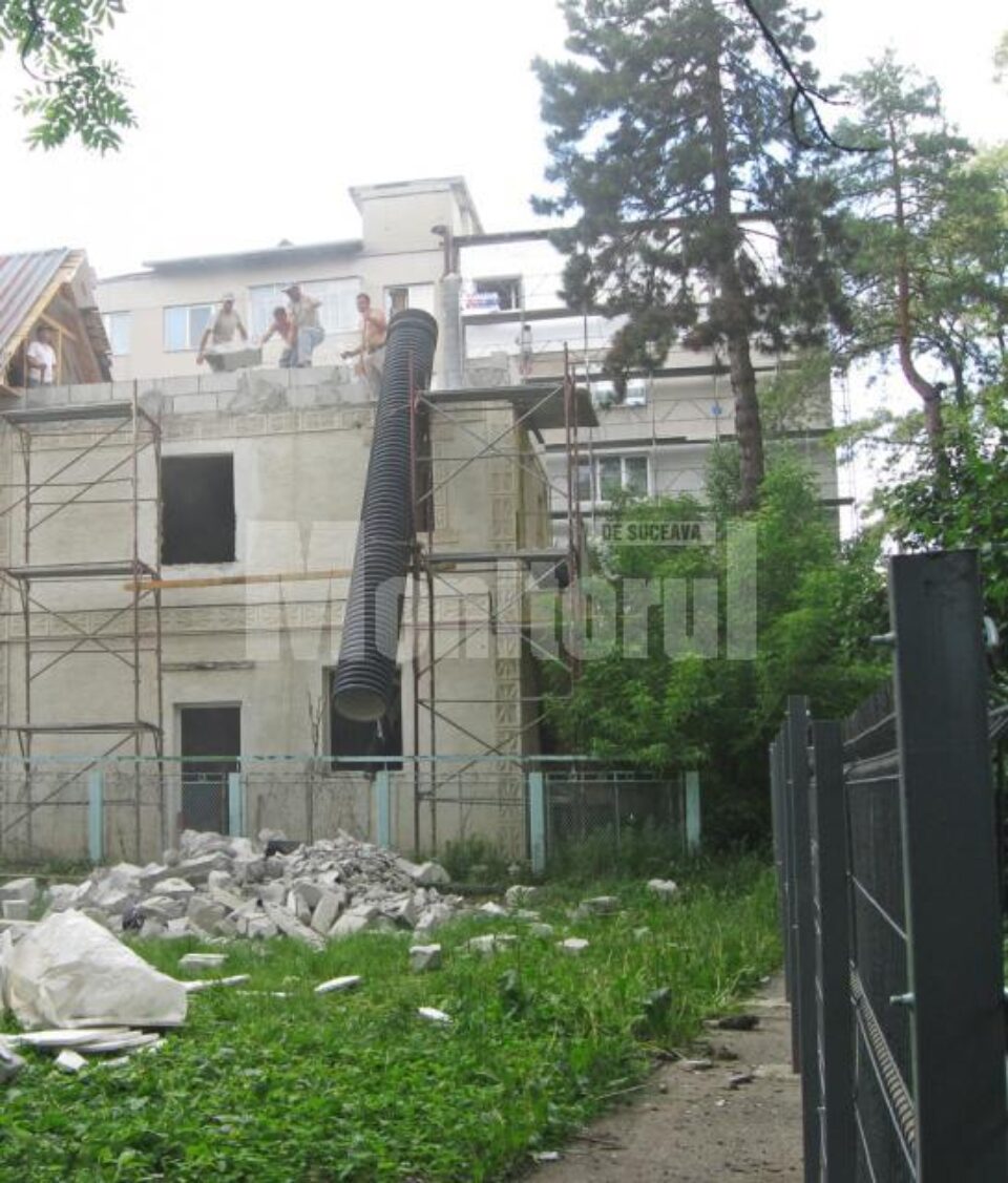 Demolarea casei ridicate ilegal în centrul municipiului Suceava a continuat și ieri